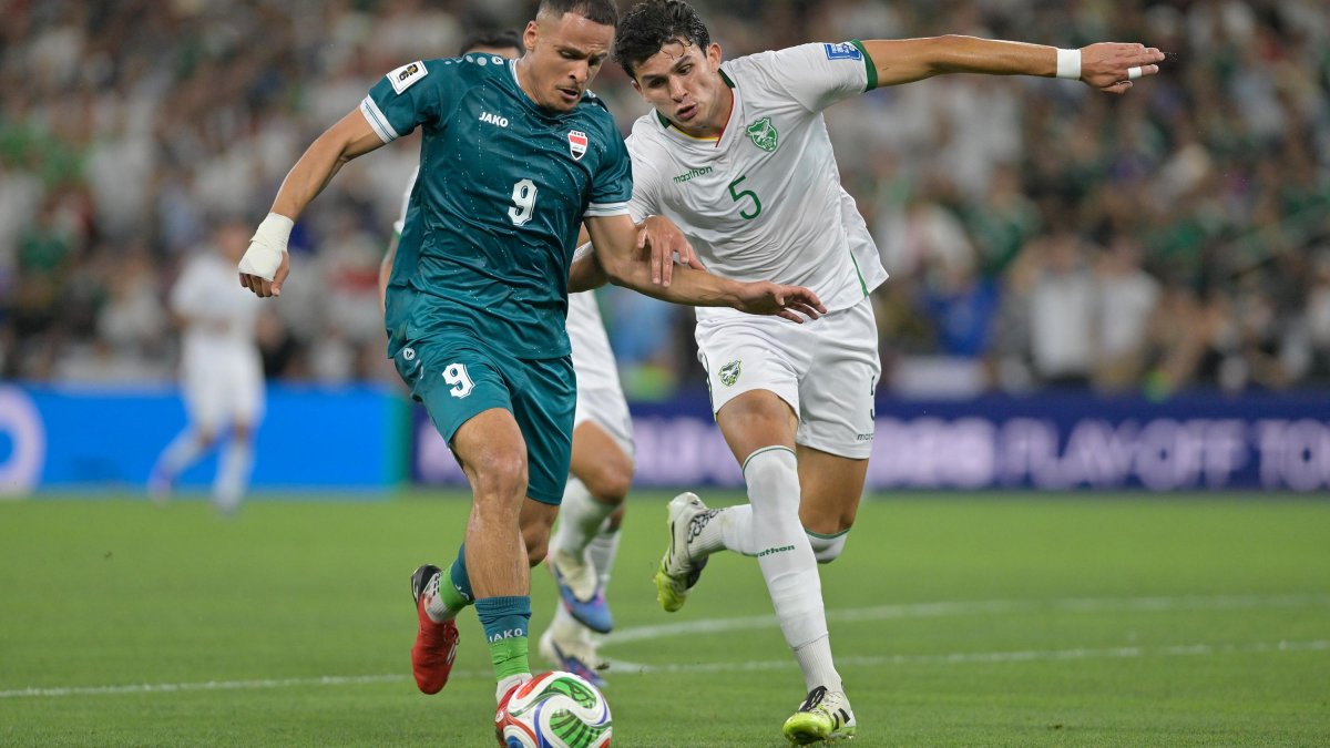 Ali Alhamadi (i) de Irak disputa el balón con Efrain Morales de Bolivia en el repechaje para la Copa Mundial 2026.