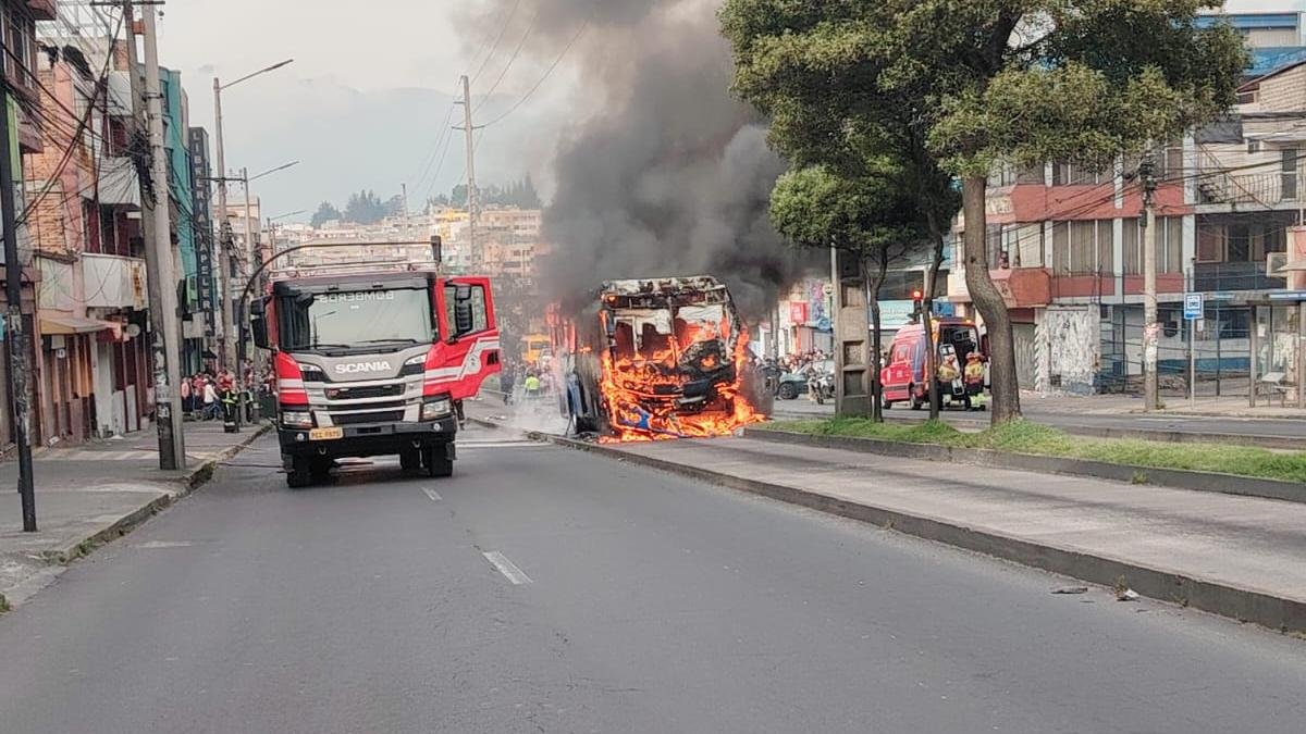 Incendio de bus cobra dos vidas en Quito
