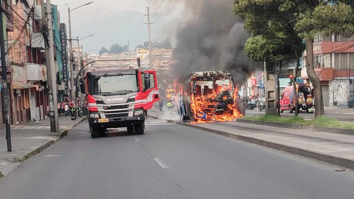 Dos personas murieron en el accidente, según el Cuerpo de Bomberos