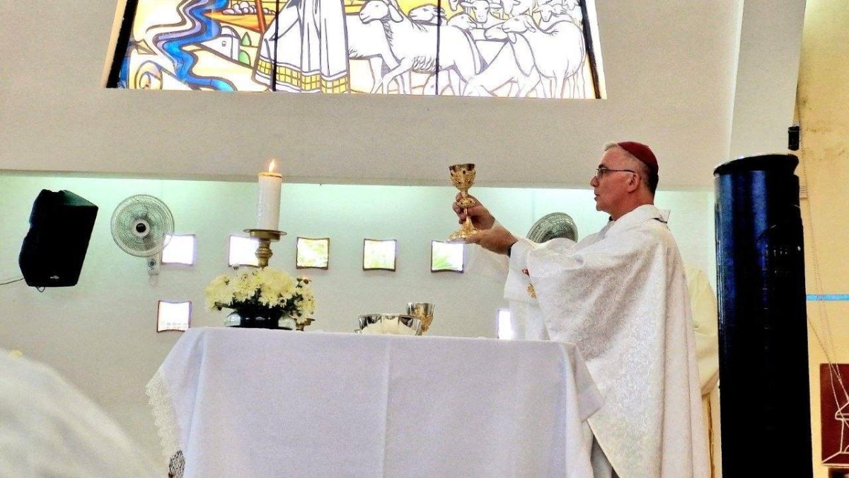 Monseñor Antonio Crameri eleva el cáliz durante la solemne Misa Crismal en la Catedral de Esmeraldas, acto que reunió a fieles y sacerdotes en unidad y fe.