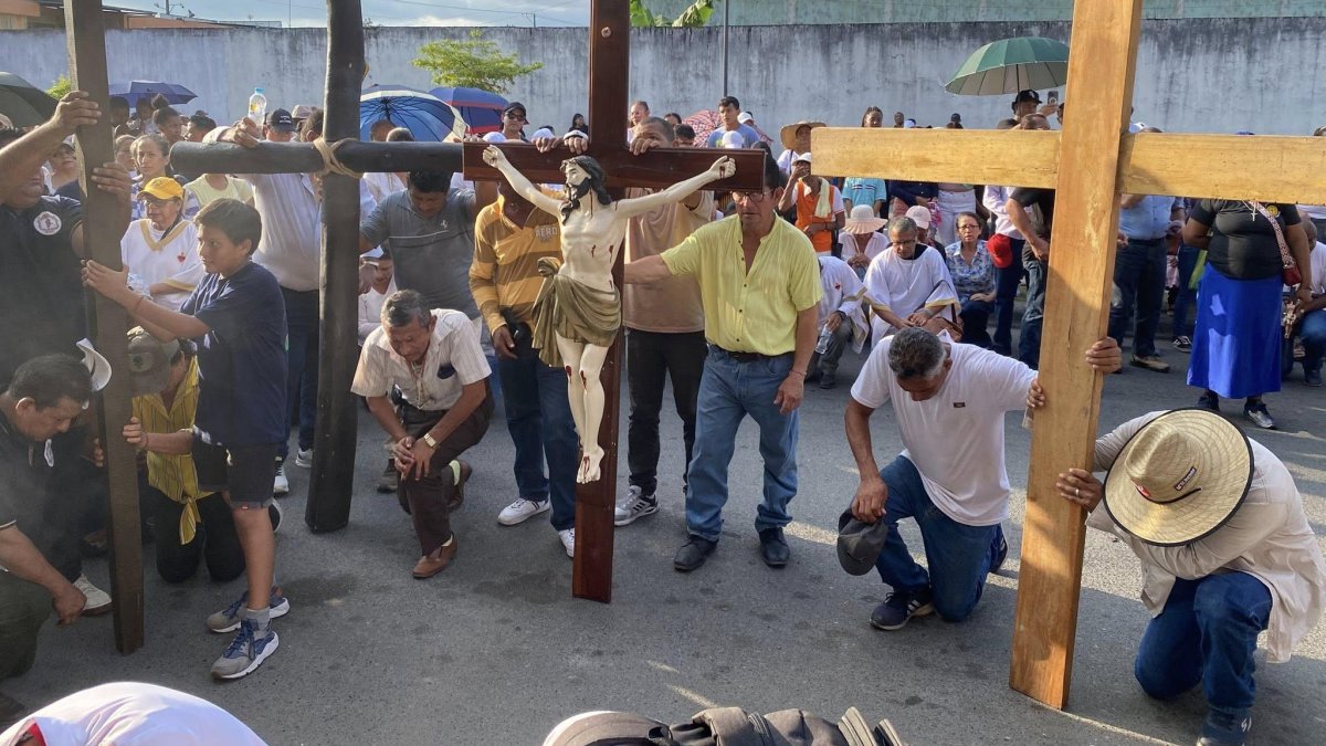 Fieles de Quinindé se arrodillan y cargan sus cruces durante el Vía Crucis, en un acto de oración y penitencia comunitaria.