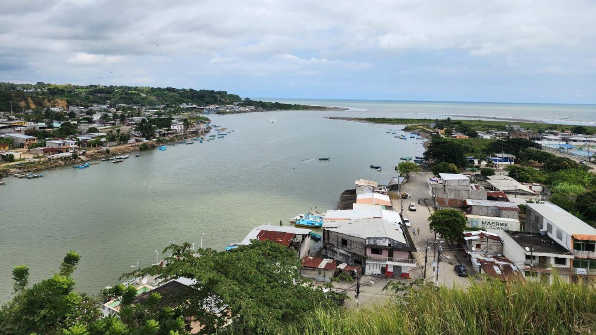 Vista panorámica del cantón Rioverde, donde el río se abre paso hacia el mar, y donde este lunes se registró el asesinato de un hombre en su domicilio.