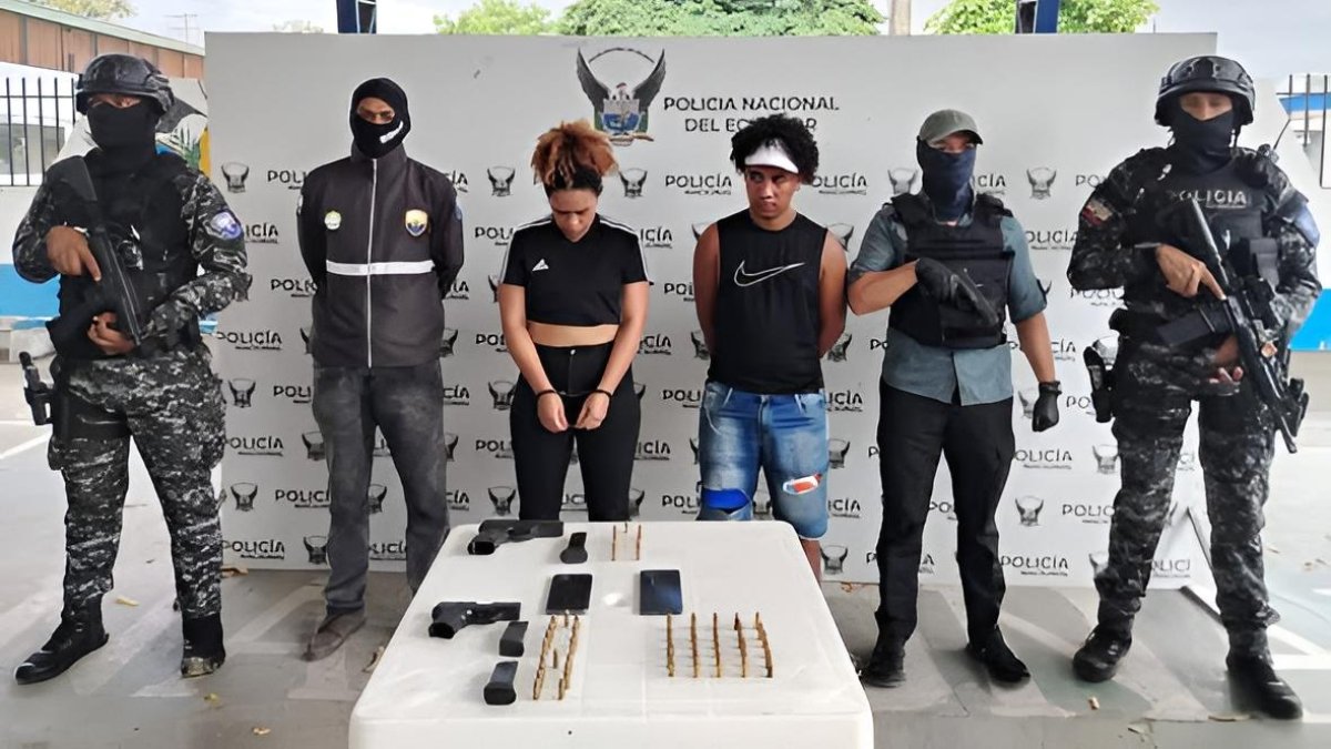 Agentes de la Policía Nacional presentan a alias “Oliver” y otro detenido en Rioverde, junto al arsenal decomisado durante el operativo contra “Los Chechenos”.