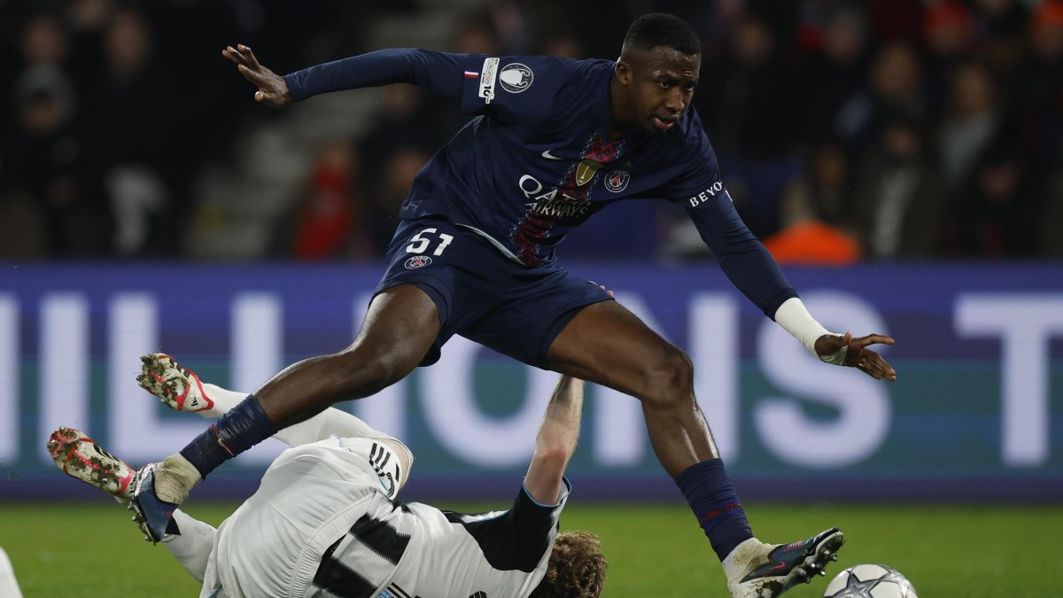 Willian Pacho es titular en la defensa de PSG.