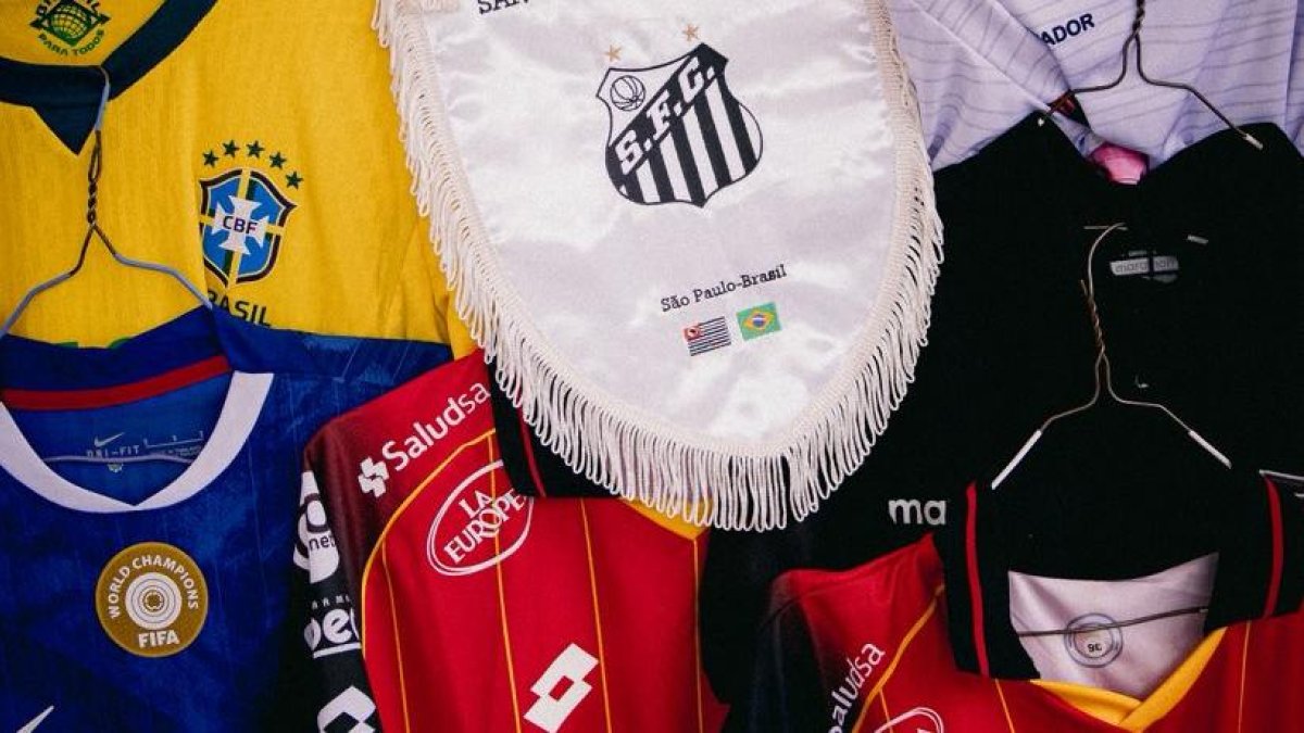 Símbolos del Deportivo Cuenca y Santos en las redes del equipo brasileño.