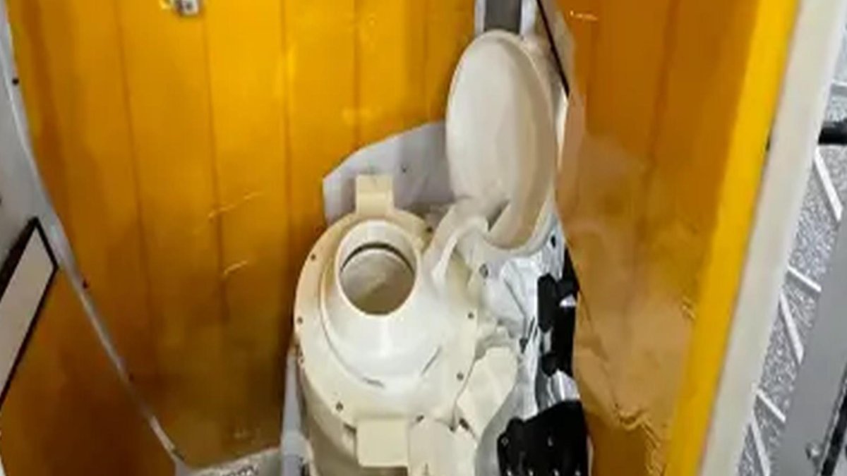 Captura de vídeo cedido por la NASA que muestra el retrete a bordo de la cápsula Orión de la misión lunar Artemis II.