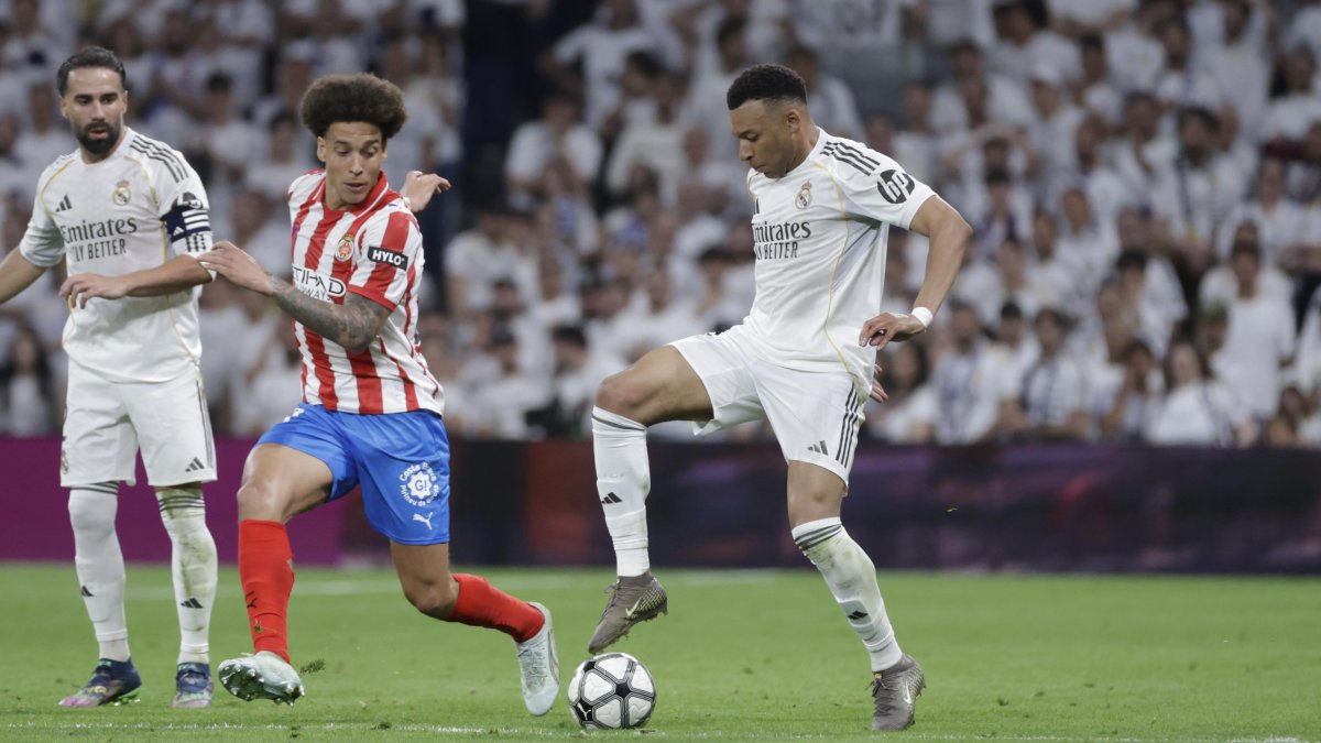 El delantero del Real Madrid Kylian Mbappé (d) juega un balón ante Axel Witsel.