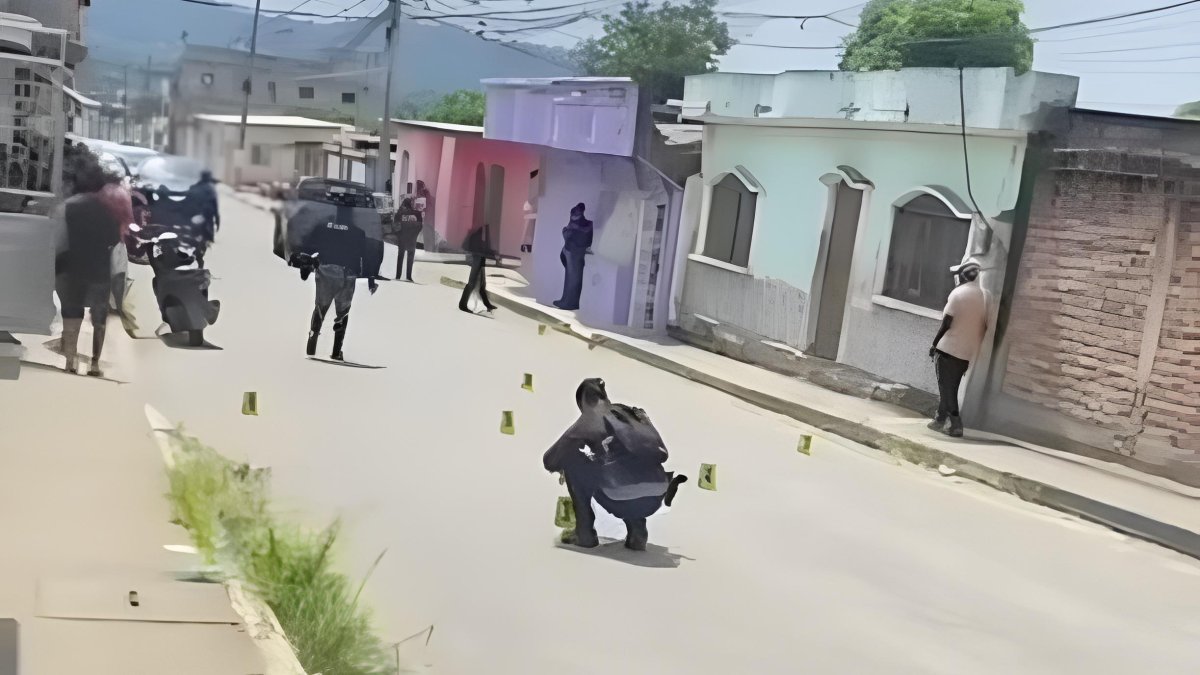 Agentes de la Policía Nacional levantan indicios balísticos en el barrio Familias Unidas, San Rafael, tras el ataque armado que dejó un joven fallecido.