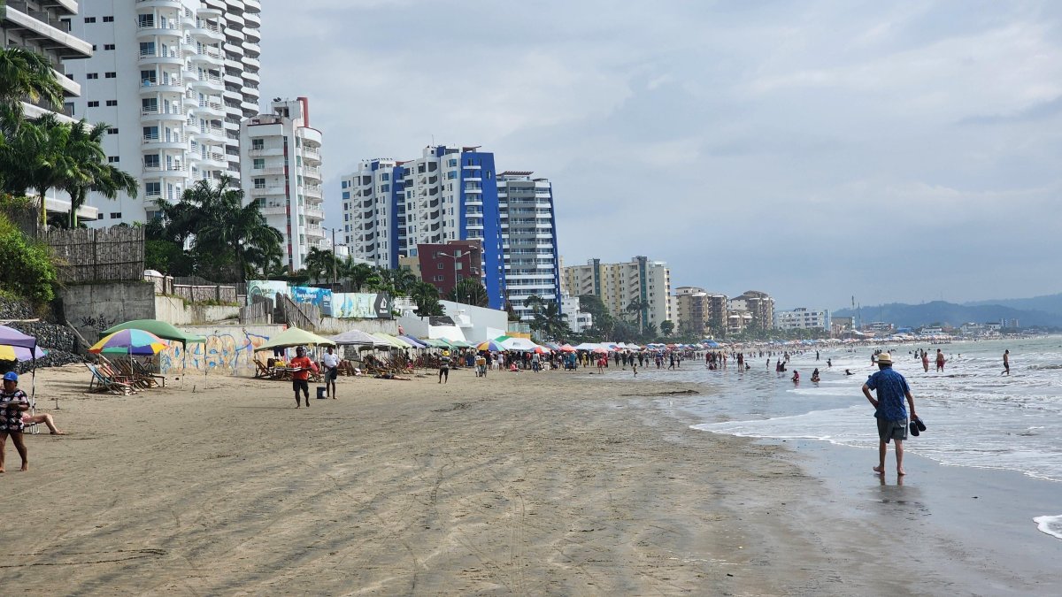 Playa de Tonsupa, en Atacames, donde la mañana del sábado se registró una emergencia por ahogamiento que dejó un bañista fallecido y otro rescatado con vida.