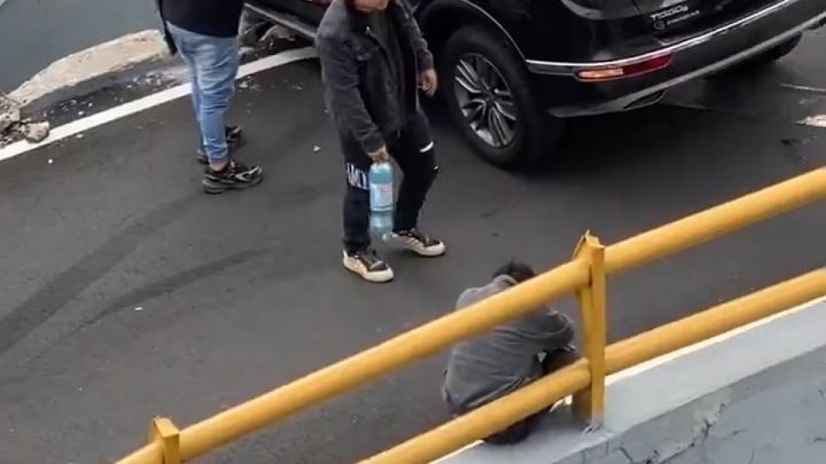 En vídeos difundidos se puede ver a los ocupantes saliendo del vehículo.