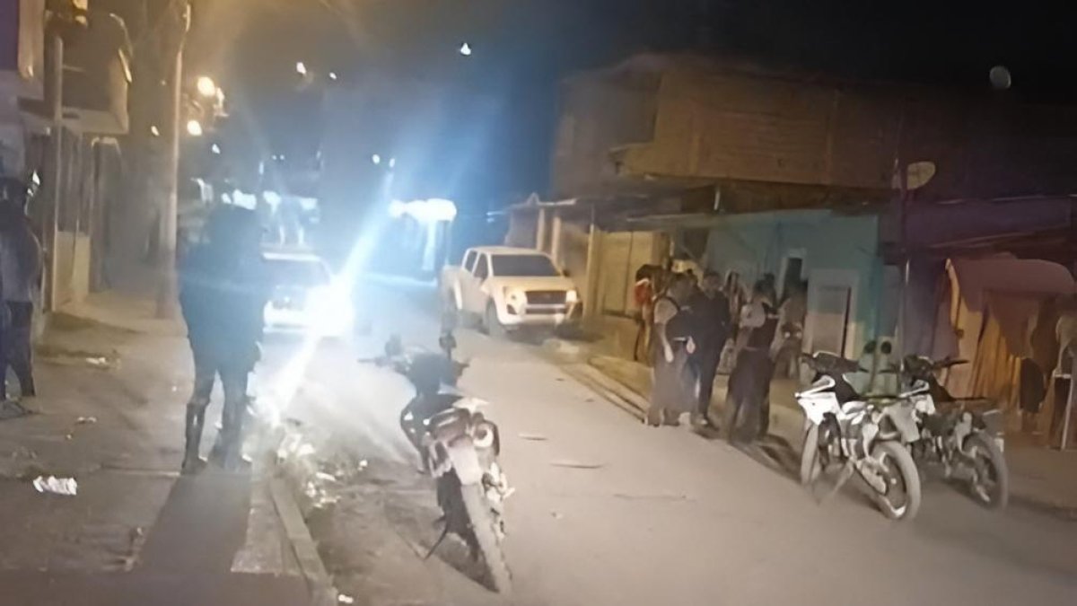 Escena nocturna en el barrio 15 de Marzo, donde un ataque armado dejó un hombre sin vida y generó conmoción entre los vecinos.