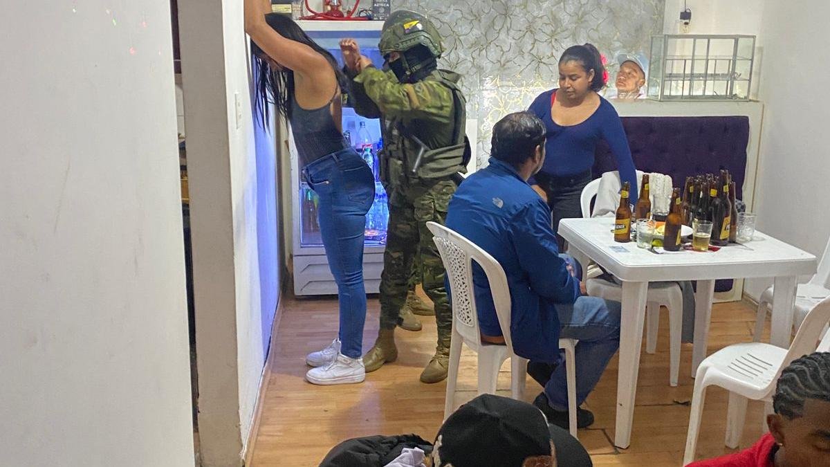 Clausuran casa de citas clandestina que operaba con licencia de restaurante, en Quito