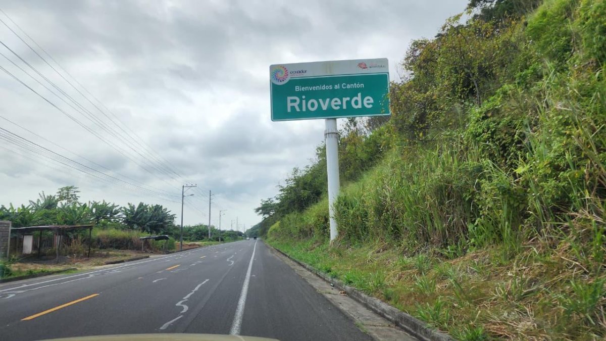 Ingreso al cantón Río Verde, Esmeraldas, bajo el letrero de bienvenida que contrasta con la realidad marcada por hechos violentos en la zona.