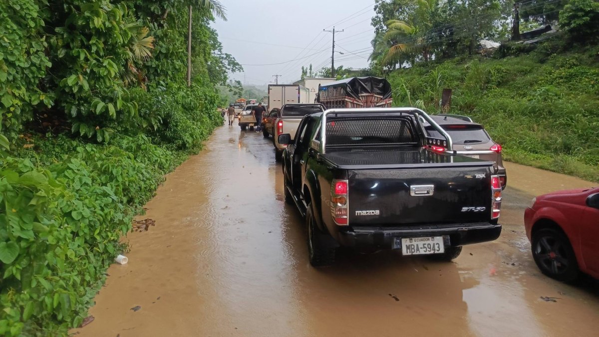 Fuerte lluvia provoca deslave en Quinindé y bloquea la vía estatal E20