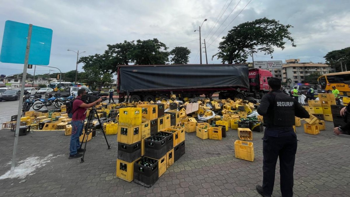 Las jabas y botellas de cerveza quedaron esparcidas sobre la vía.