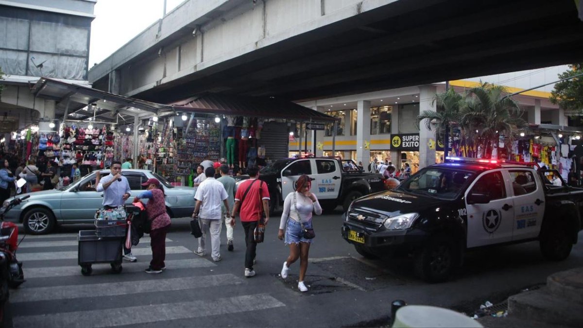 Enfrentamiento entre comerciantes y metropolitanos en la Bahia de Guayaquil.