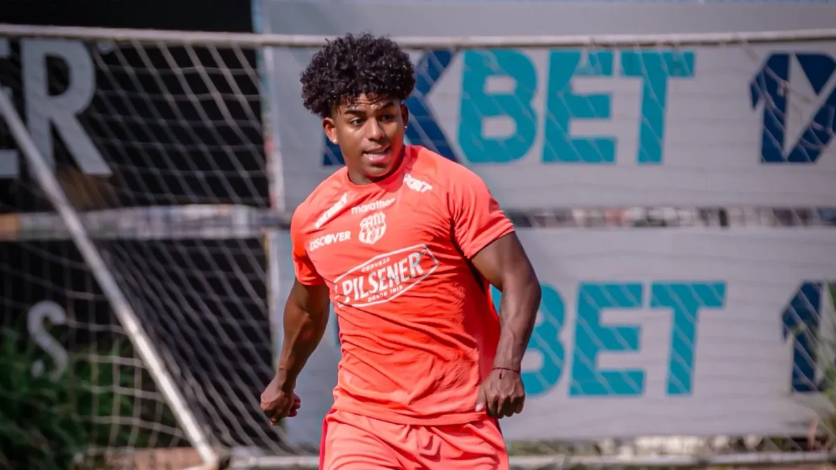 Luis Cano ofensivo de Barcelona SC.