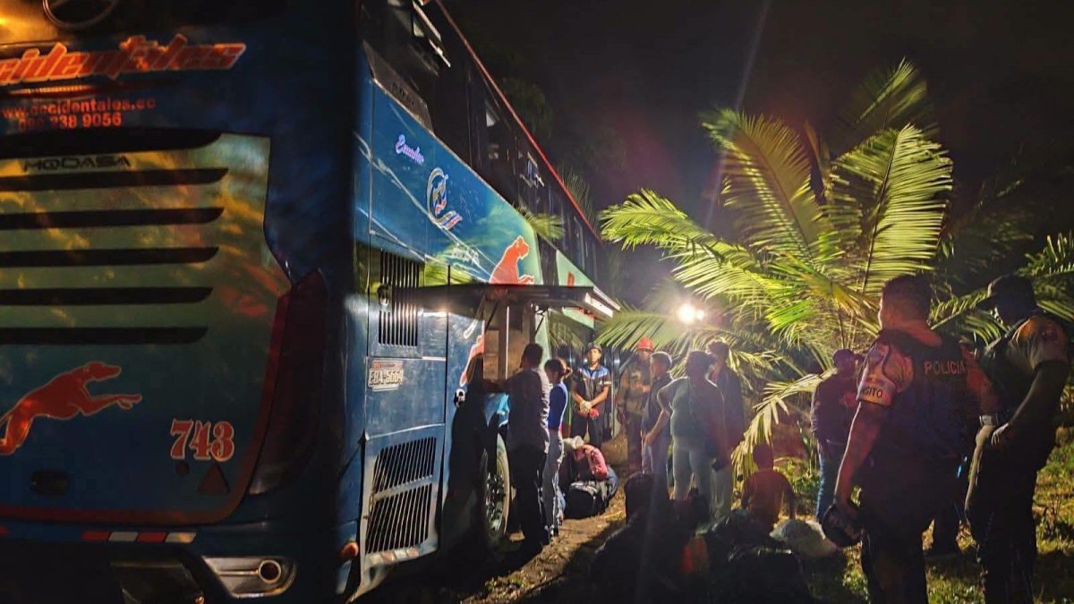 La unidad disco 743 de la cooperativa Trans Occidental permanece en la vía Quinindé-Esmeraldas tras el siniestro que dejó dos fallecidos y 15 heridos.