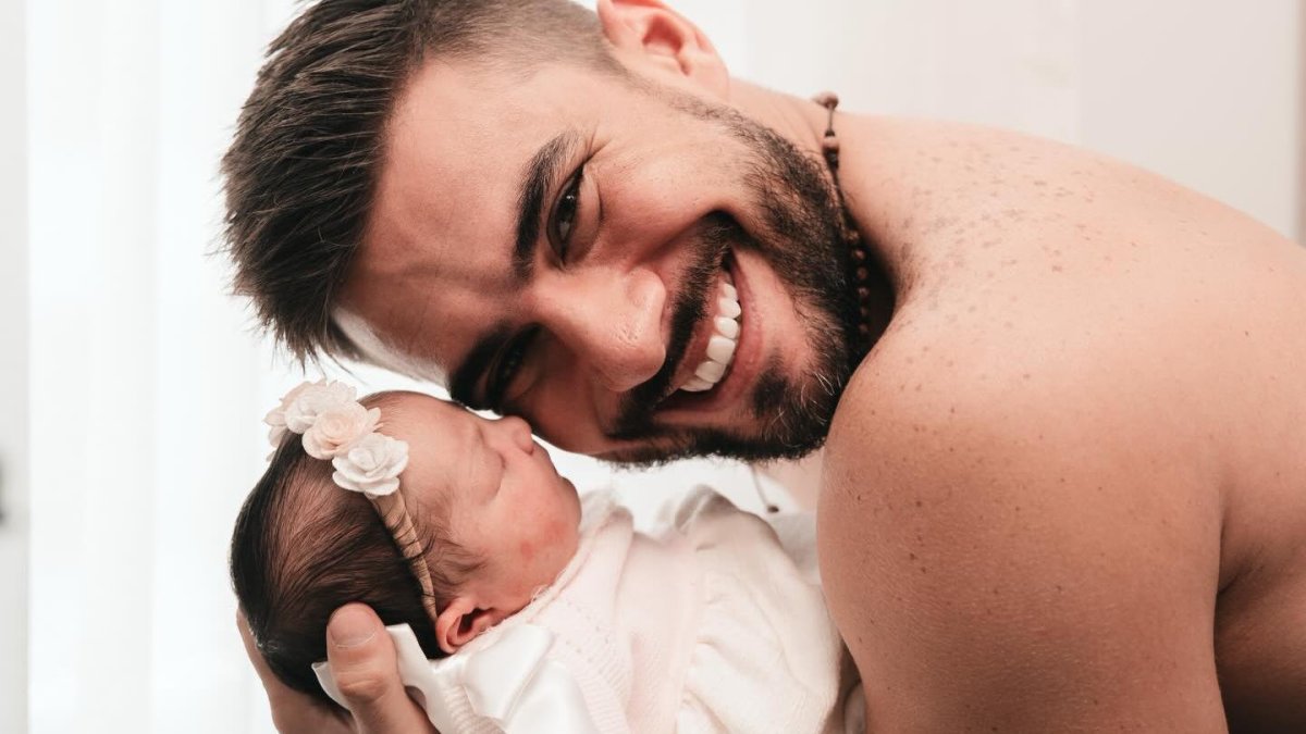 La niña le cambió la vida. A sus 34 años disfruta de la paternidad. Está al tanto de cada detalle de Sabina.