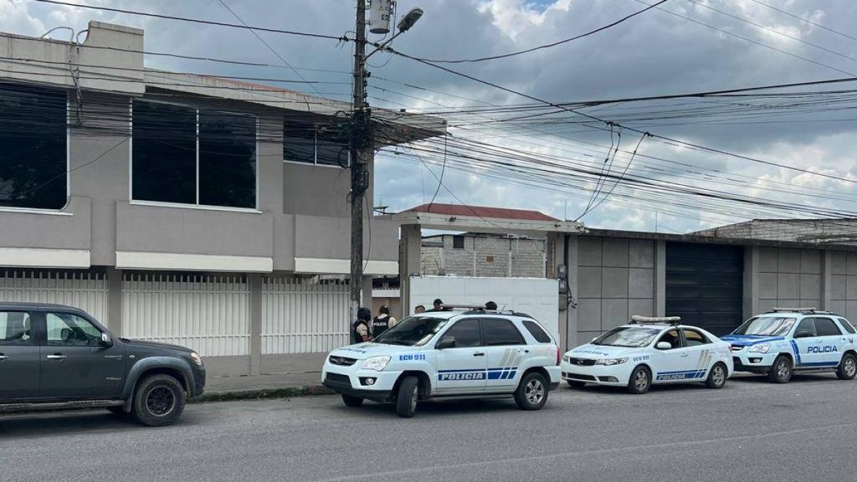 “Policía Nacional inspecciona la vivienda del alcalde de Quinindé tras el ataque armado registrado la madrugada del 22 de abril.