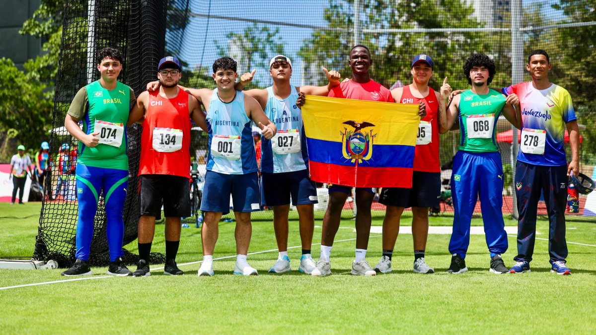 Patry Valdez (c) se quedó a 2 centímetros de imponer un récord mundial en su categoría.