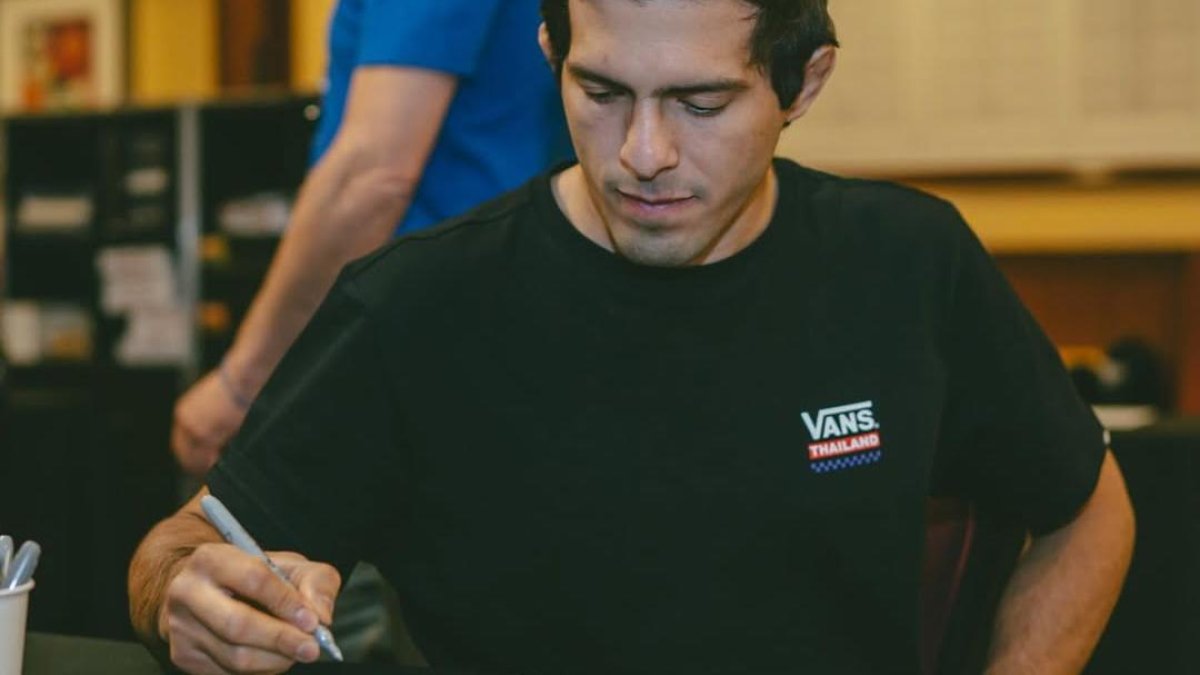 Adrián Luna en a su primera firma de autógrafos UFC como participante de una cartelera.