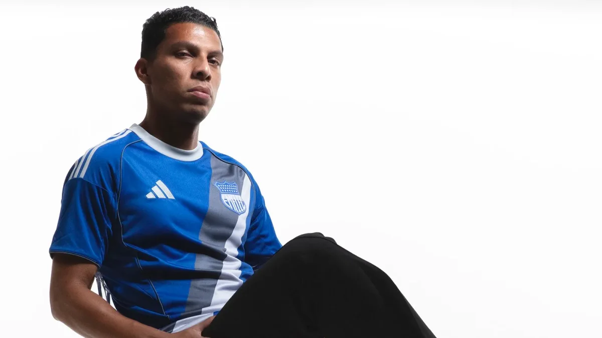 Luis Fernando León luciendo la camiseta de Emelec.