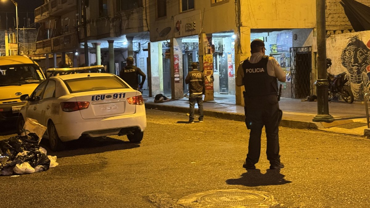 Personas fueron atacadas a bala mientras participaban en un juego de naipes; tres fallecieron en el sitio.