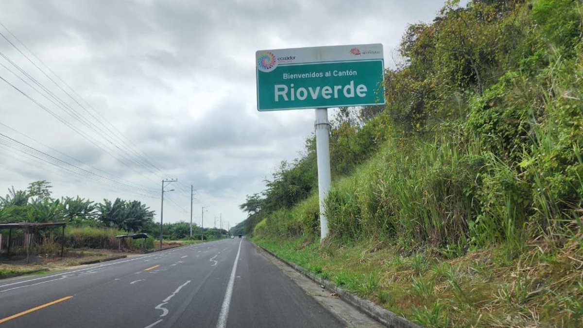Ingreso al cantón Rioverde, escenario del trágico accidente que cobró la vida de Fanny Tatiana Cabeza Escobar.