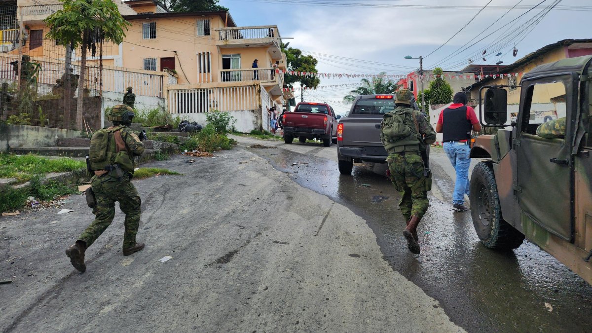 Militares y policías recorren la parroquia Vuelta Larga, en Esmeraldas, tras la captura de dos acusados de robo que estuvieron a punto de ser linchados y quemados por vecinos indignados.