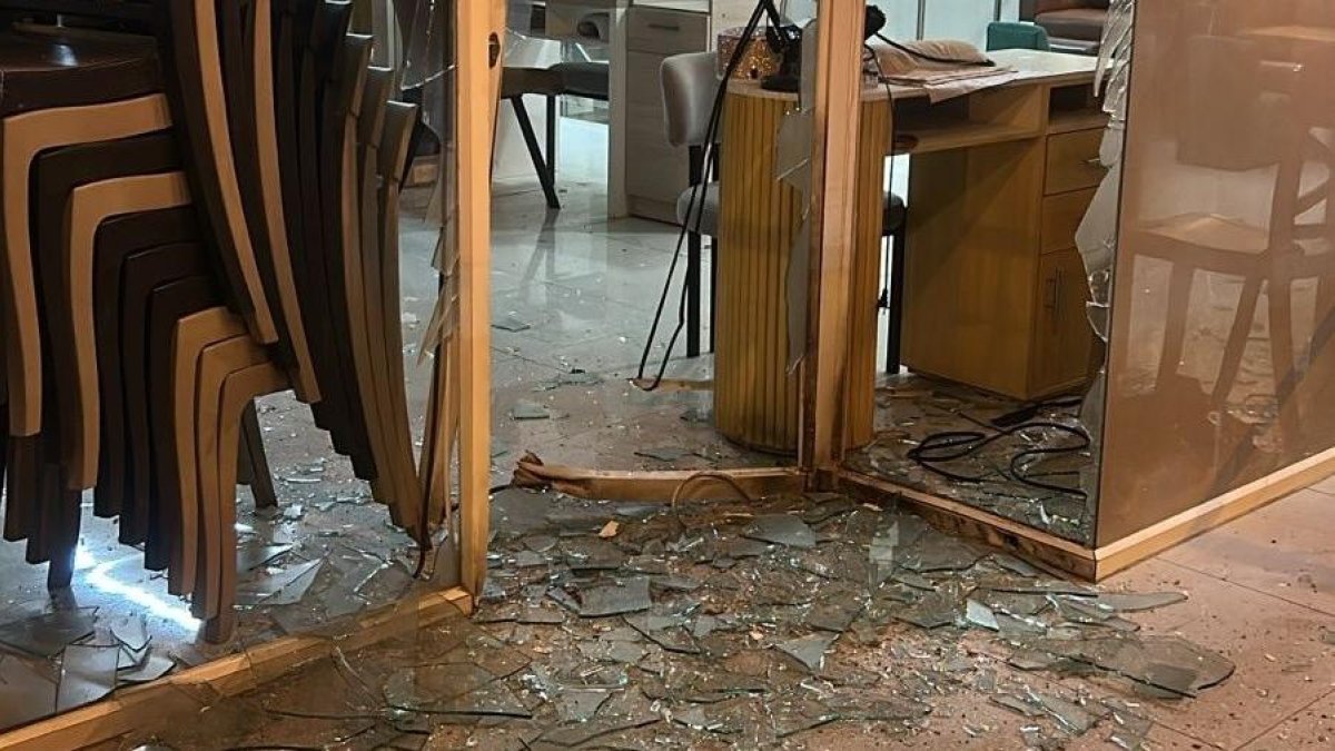 Vidrios destrozados cubren el interior del local de belleza en la ciudadela Julio Estupiñán, tras la detonación de un artefacto explosivo que generó alarma en Esmeraldas.