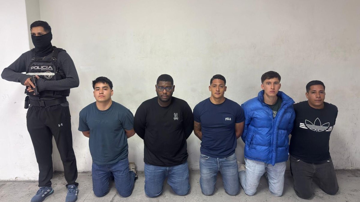 EXTORSIONADORES FALSOS: Cinco detenidos en Quito