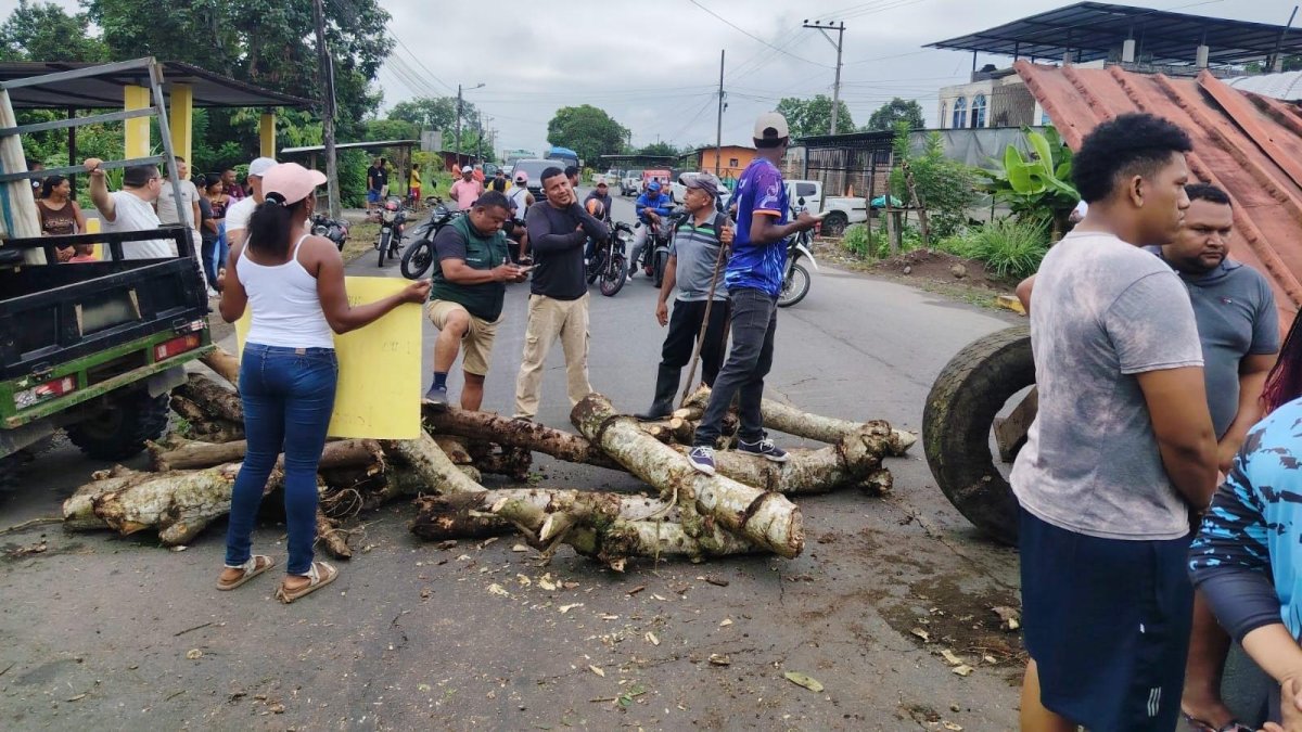 Moradores de Palma Real bloquean la vía E20 con ramas y láminas metálicas, exigiendo obras prometidas y presencia de autoridades en Esmeraldas.