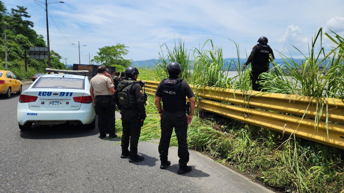 Agentes de la Policía Nacional inspeccionan el sector de El Cabezón, tras el hallazgo de un cuerpo sin vida en el río Esmeraldas.