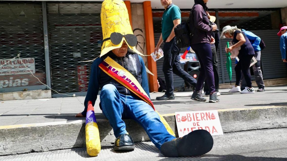 Personajes, disfraces y carteles se robaron miradas en la marcha por el Día del Trabajo