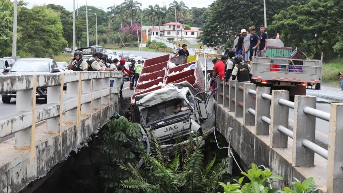 Camión quedó al borde de puente en vía a la Costa durante retorno del feriado