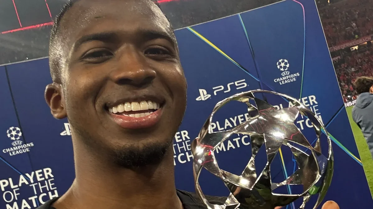 Willian Pacho y el premio que recibió de la UEFA tras eliminar al Bayern Múnich