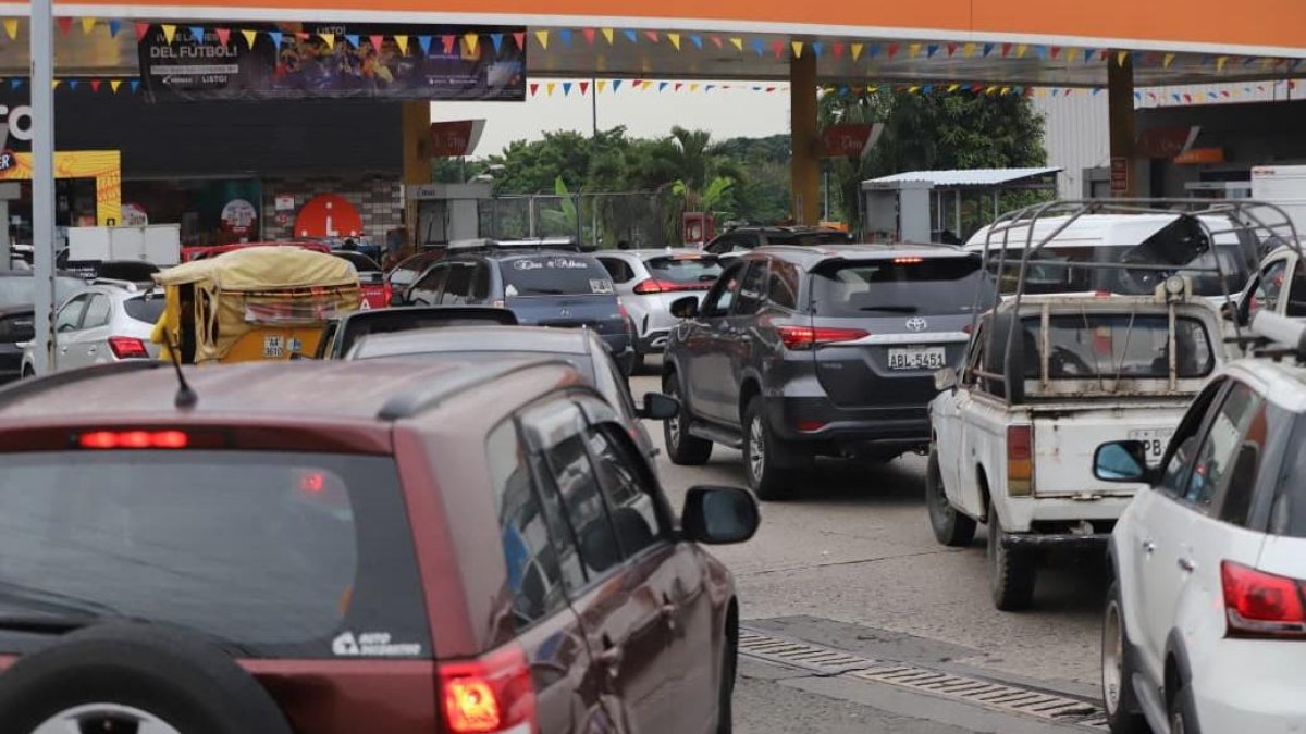 “Estamos de mal en peor”: filas por gasolina desesperan a conductores en Guayaquil
