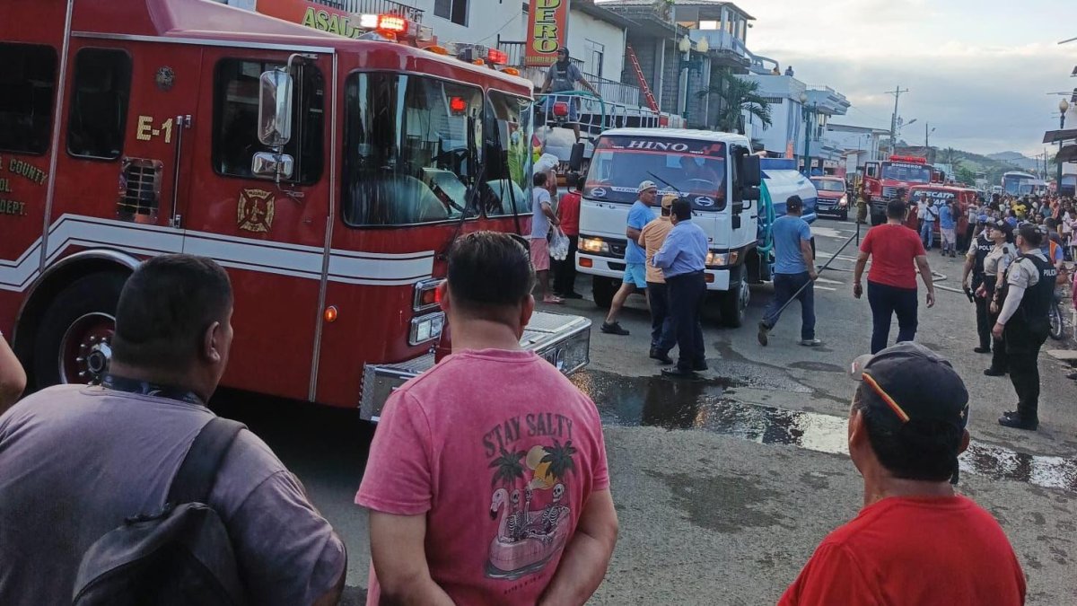 Incendio en Paján: voraz fuego destruye tradicional local comercial en el centro del cantón