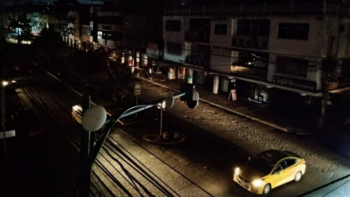 Esmeraldas: Apagones sin previo aviso desatan malestar ciudadano en el sur de la ciudad
