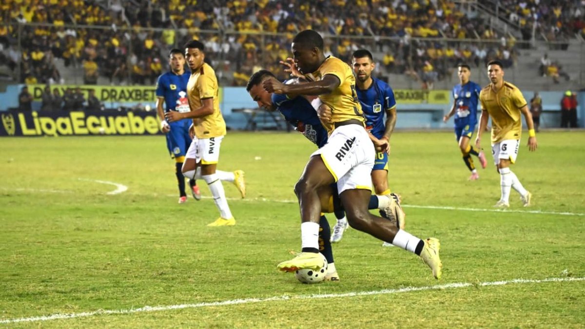 Barcelona SC reclama dos penales ante Delfín: el video enciende la polémica arbitral