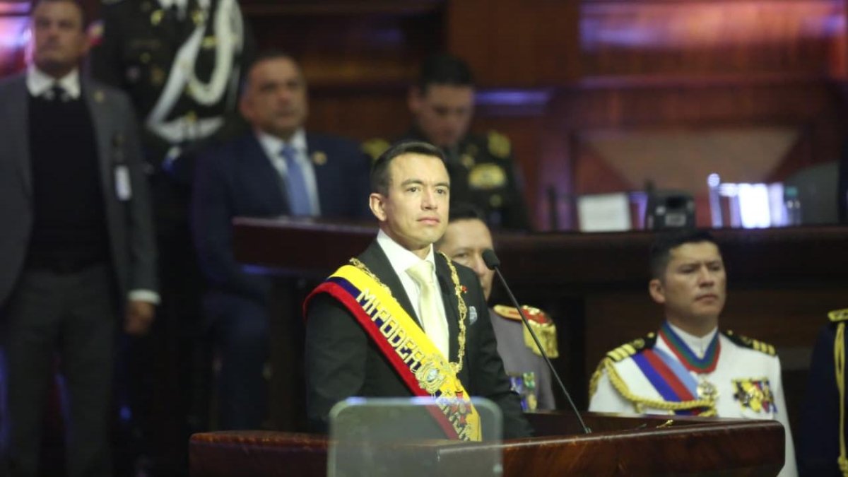 El misterio en el terno de Noboa: ¿Qué era la bolsita que se volvió viral en el informe a la nación?