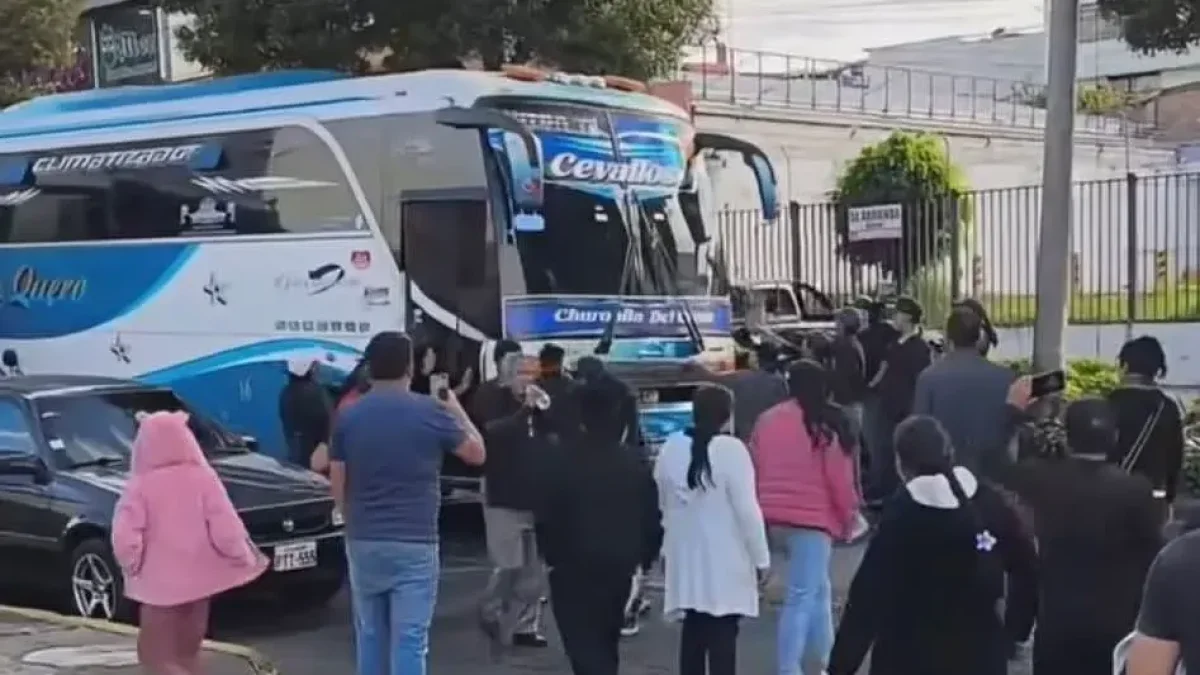 Buses con pasajeros agredidos durante jornada de tensión por las tarifas en Ambato