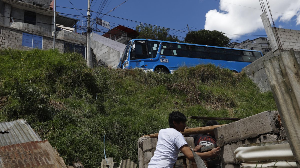 Taxi cayó sobre una vivienda en Atucucho: vecinos exigen reductores de velocidad