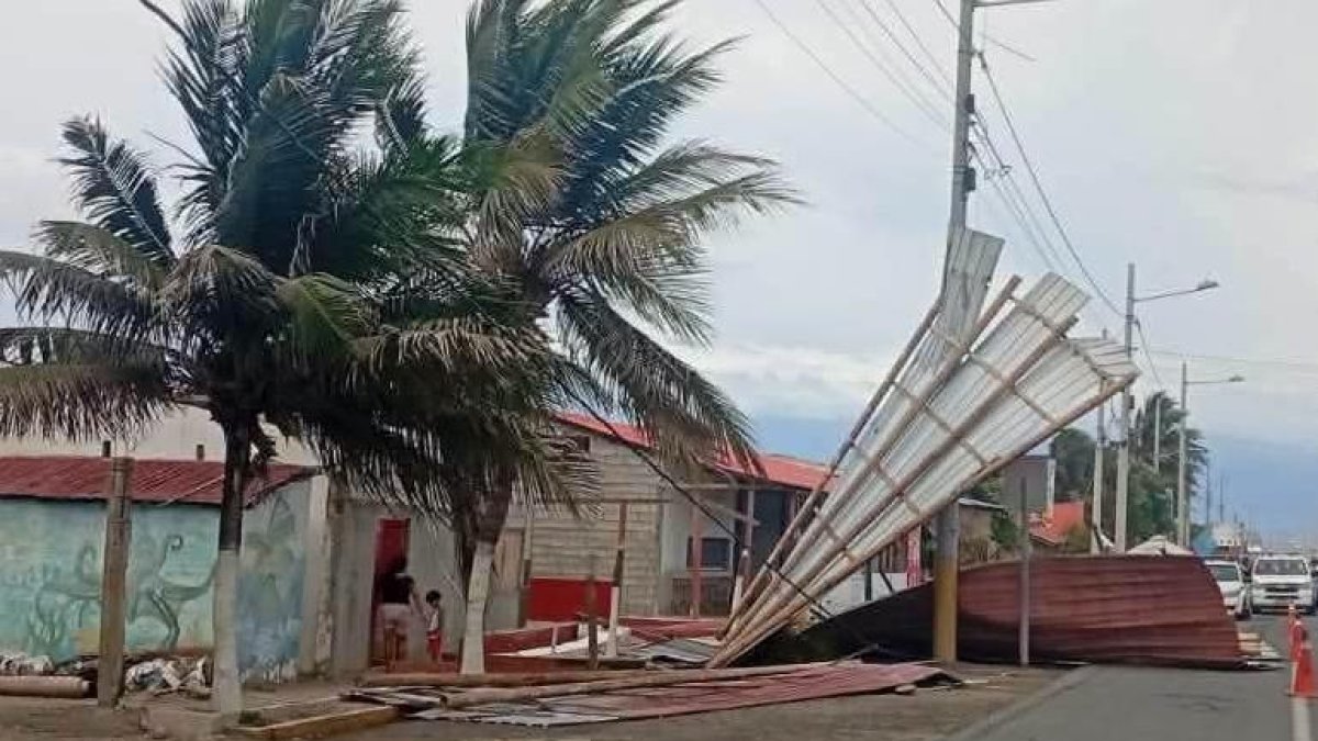 Fuertes vientos golpean Santa Elena y levantan techos de restaurantes ...