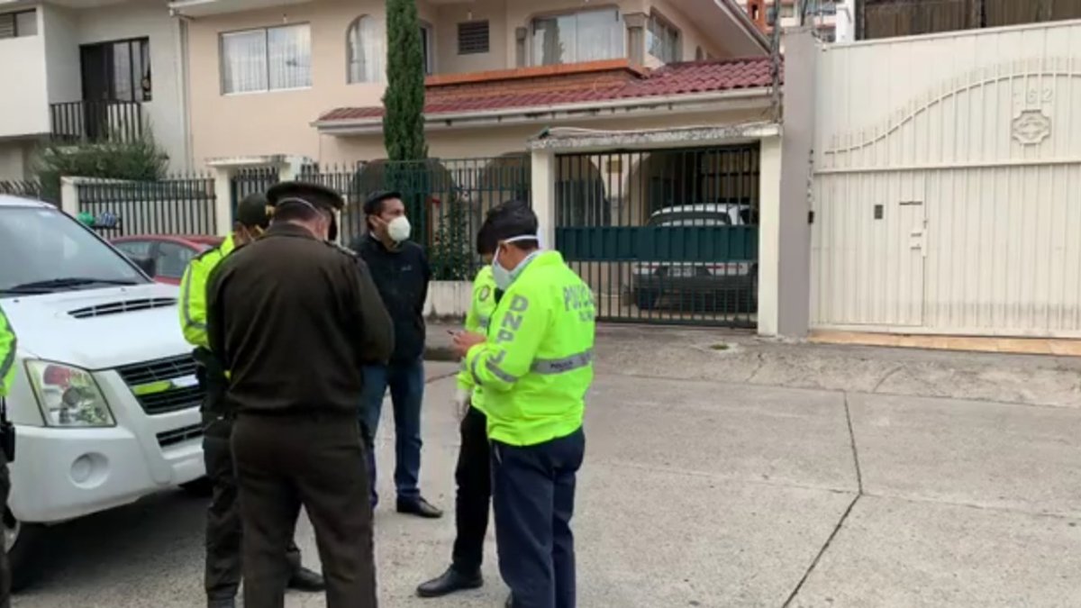 Personal de la Policía acudió donde la familia afectada para investigar el delito.