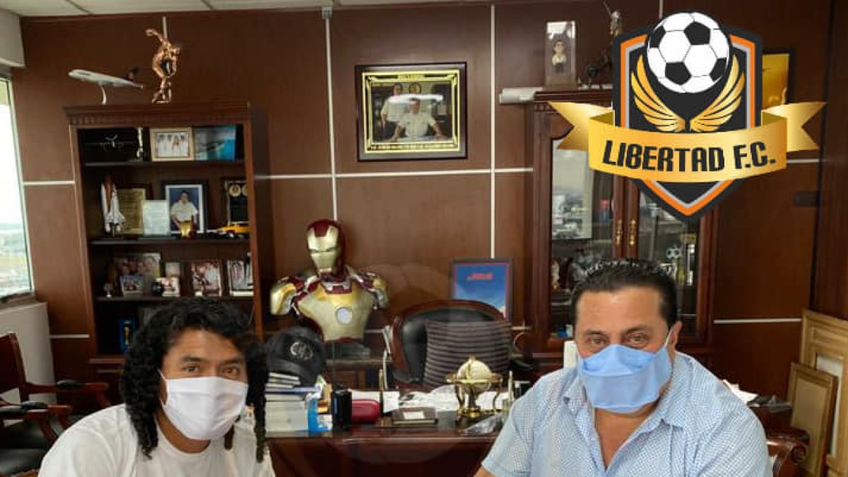 Alex Colón firmó su contrato con el presidente del equipo lojano