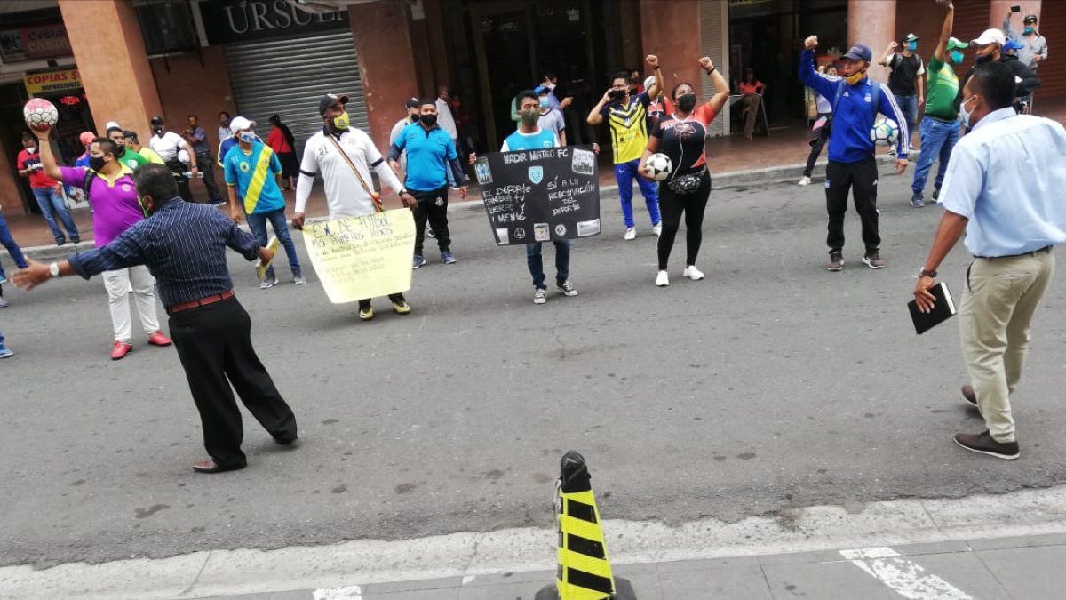 Entrenadores de varias escuelas de fútbol caminaron por las calles de Guayaquil.