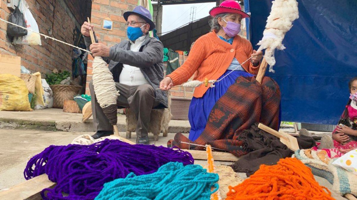 El hilado de lana de borrego es uno de los atractivos turísticos que empezó a reactivarse en Cuenca, una vez que cambió el semáforo a amarillo.