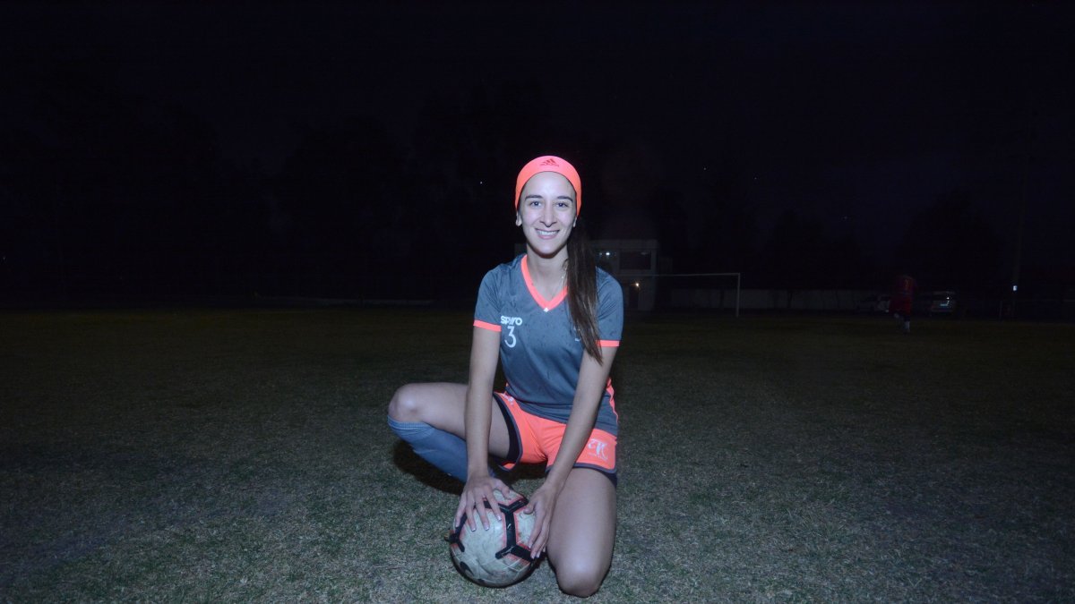 Alegría Vásconez, zaguera de Ñañas, a la par que se prepara para la Superliga femenina, inició una campaña solidaria.